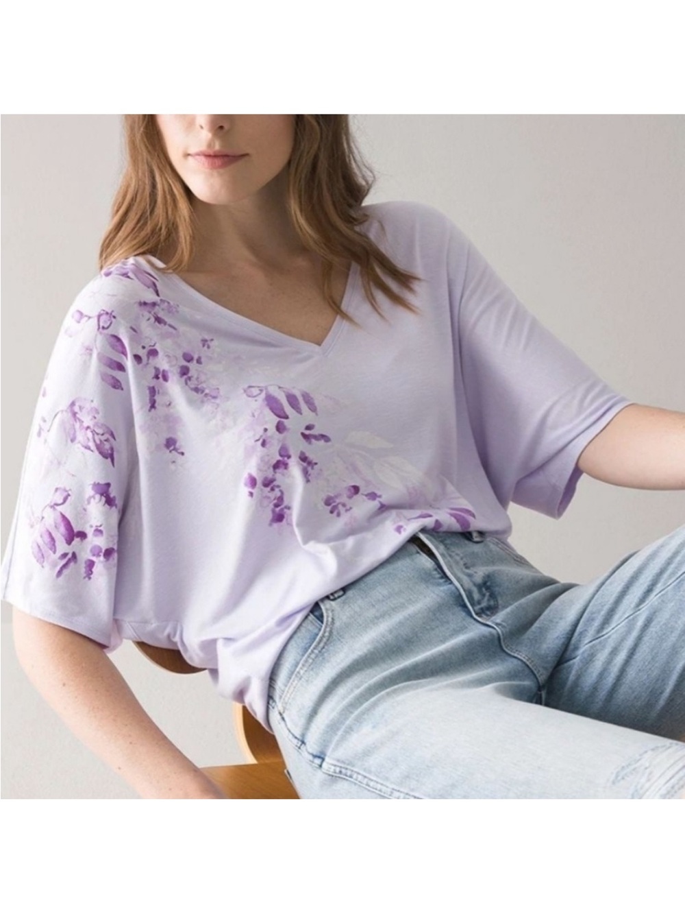 White House Black Market Lilac V-Neck Floral Short Sleeve Tee